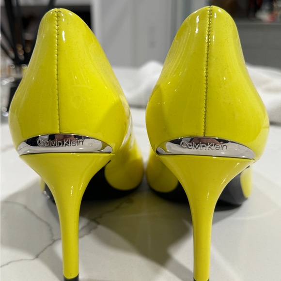 Heels/Pumps - Picture 3 of 6